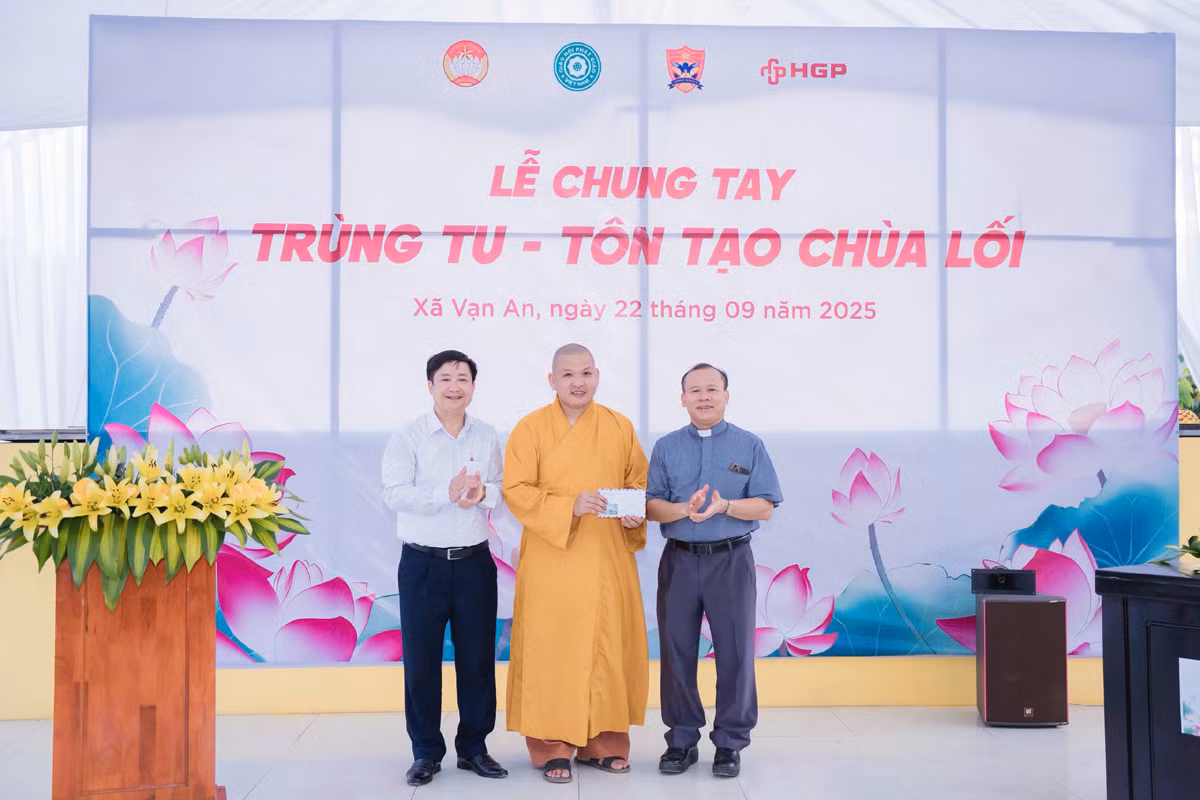 Hoàng Gia Phát Group tặng quà cho họ sinh nghèo và ủng hộ trùng tu, tôn tạo Chùa Lối -2
