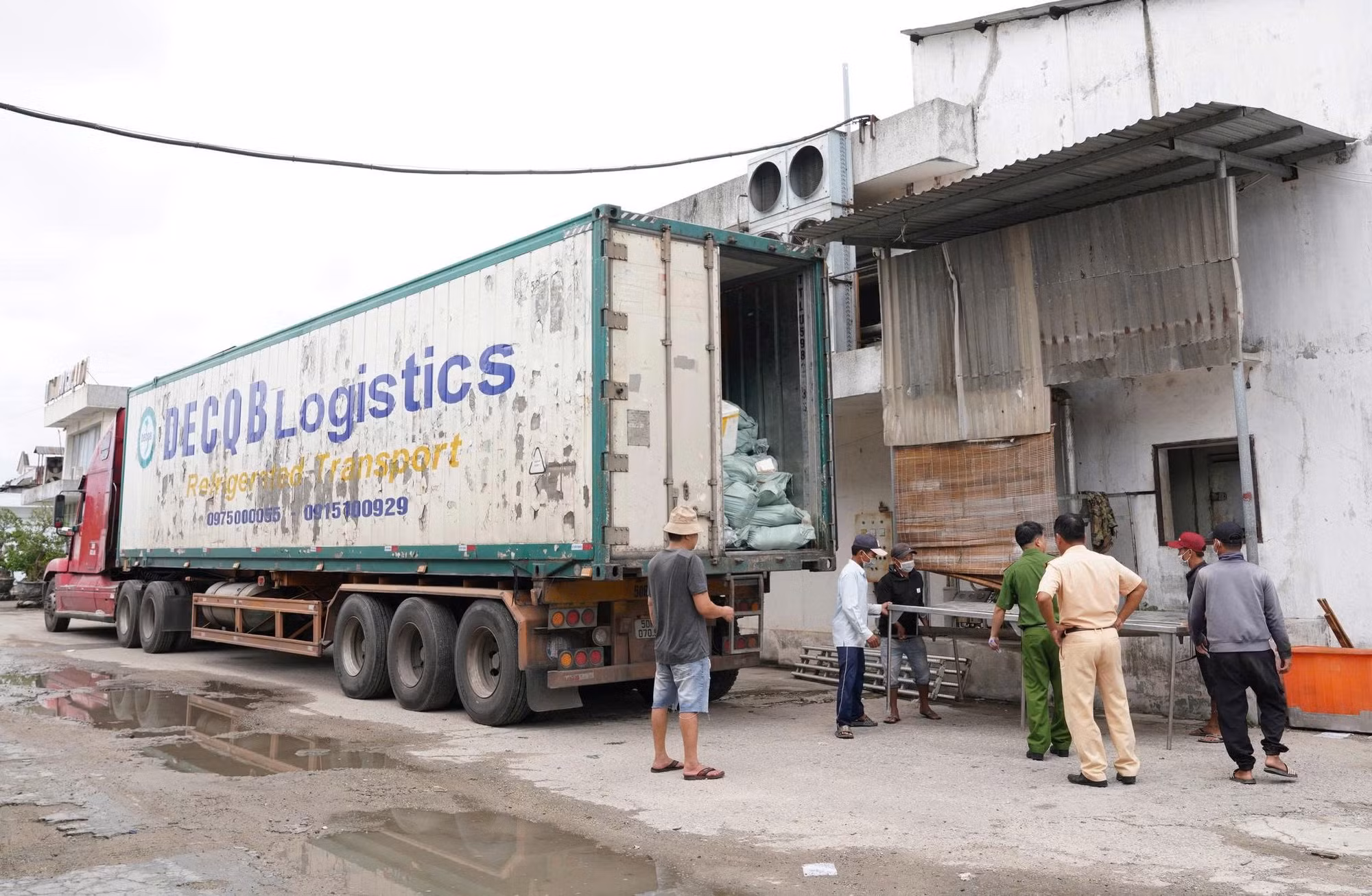 CSGT kịp thời ngăn chặn xe đầu kéo chở 30 tấn thịt lợn, gà đông lạnh không rõ nguồn gốc -0