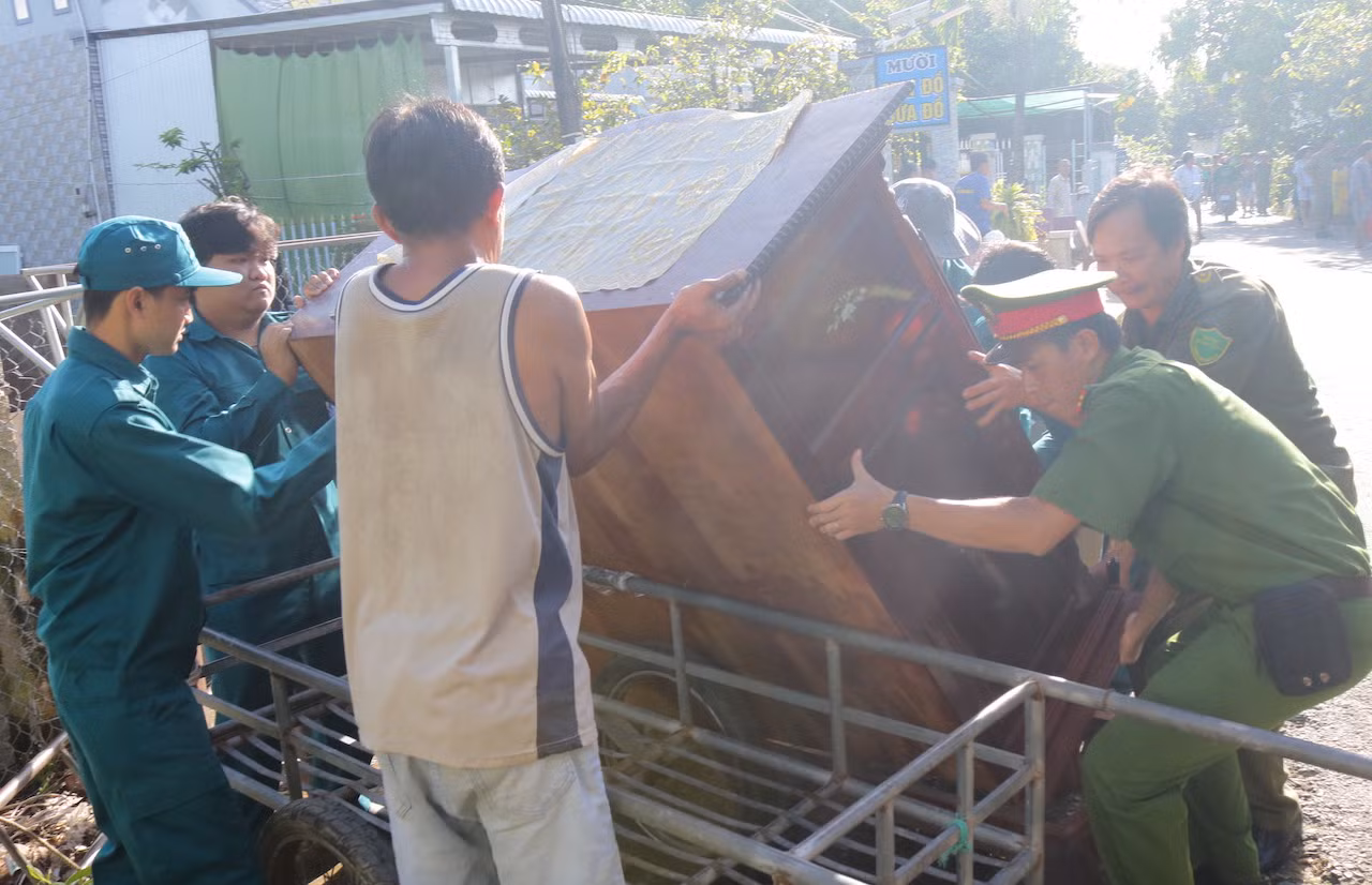 Đồng Tháp: Sạt lở 6 căn nhà ven sông Tiền lúc rạng sáng -0