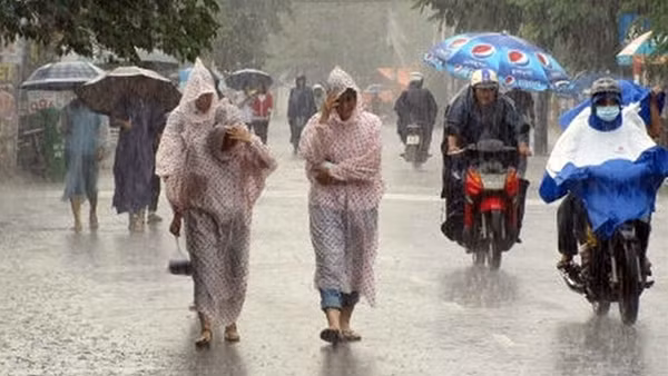 Bão số 9 giảm cấp áp sát đất liền, miền Bắc đêm có mưa to