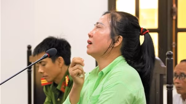 Chủ hụi bật khóc khi bị tuyên phạt 15 năm tù do chiếm đoạt trên 2,5 tỉ đồng