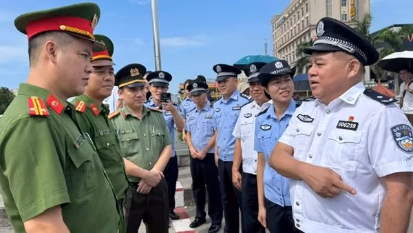 Bàn giao đối tượng truy nã đặc biệt nguy hiểm cho Công an Trung Quốc