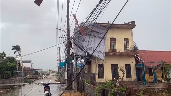 Khẩn trương khắc phục thiệt hại do dông lốc quét qua một số xã ở Ninh Bình
