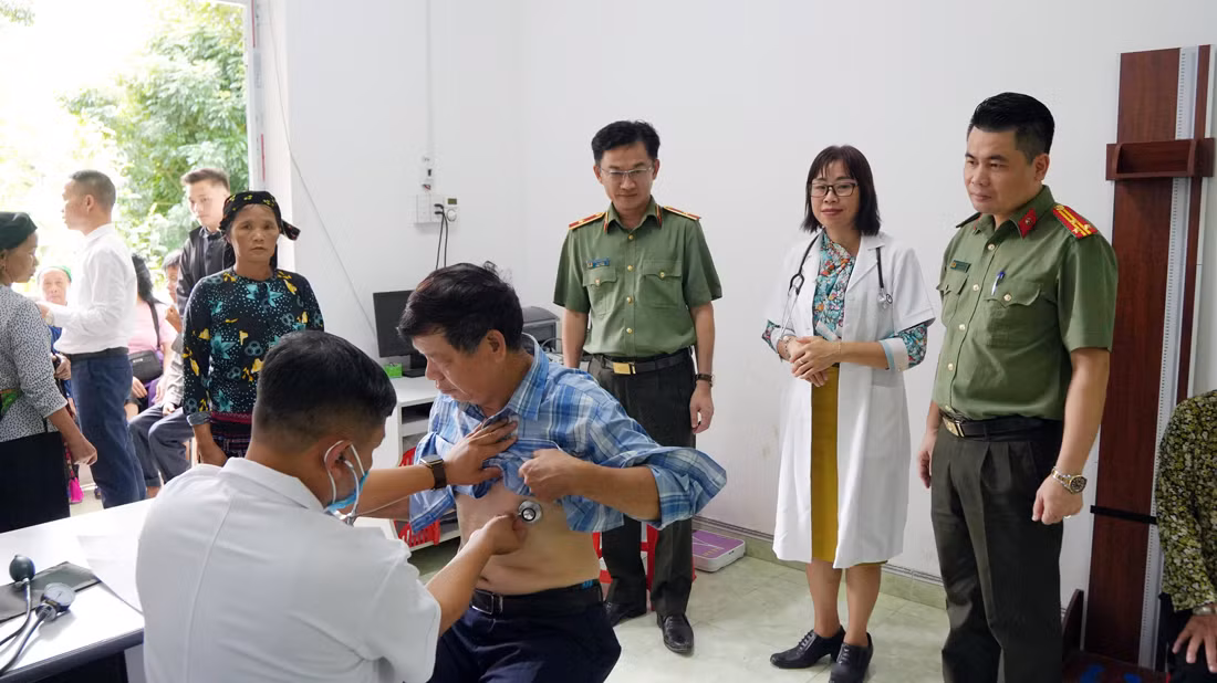 Trao nhà, khám bệnh, cấp phát thuốc và an sinh xã hội tại Cao Bằng -0