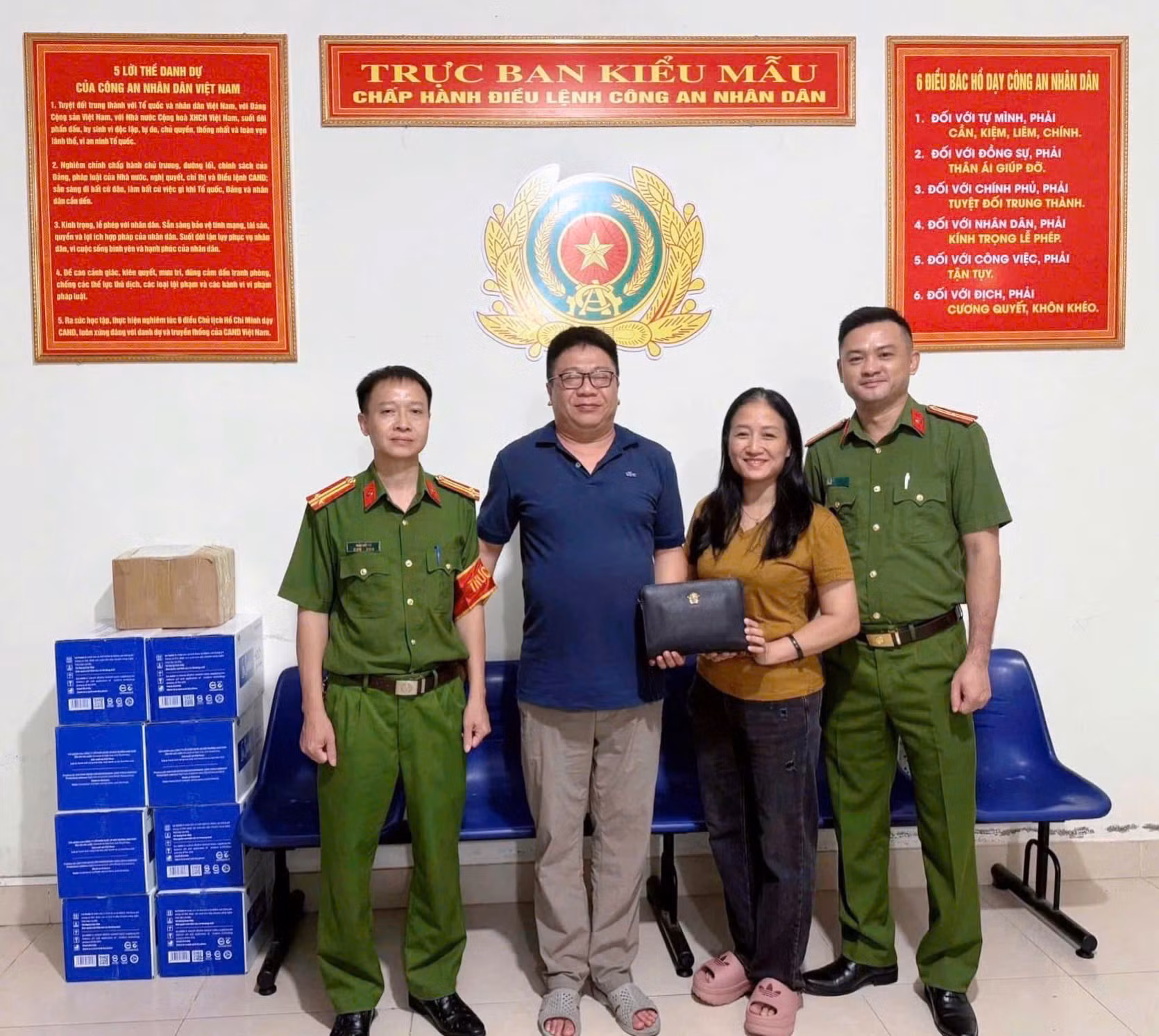 Hai cán bộ công an nhặt được ví tiền, nhanh chóng xác minh trả lại cho người dân -0
