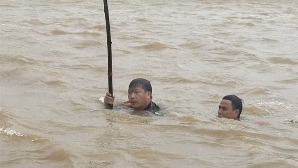 Kịp thời cứu người, hàng hóa bị lũ cuốn trôi