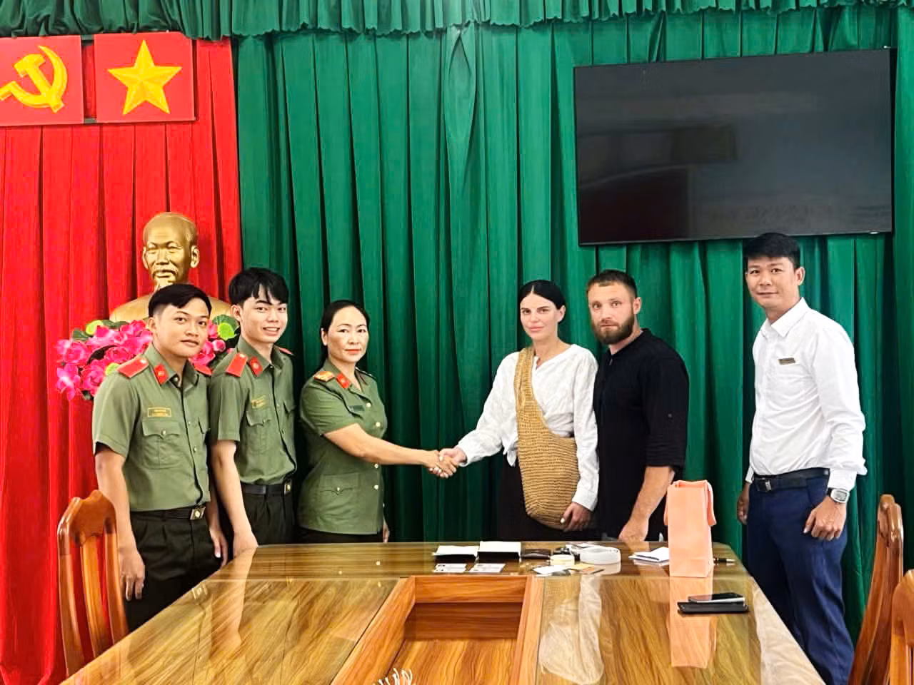 Hai du khách người Belarus xúc động khi được Công an trao lại giấy tờ đã đánh rơi -0