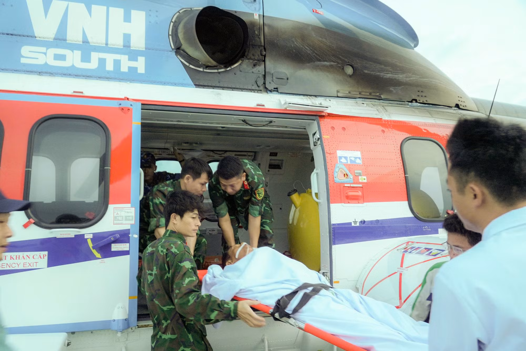 Vượt bão xuyên đêm đưa bệnh nhân bị chấn thương nặng từ Trường Sa về đất liền điều trị -0