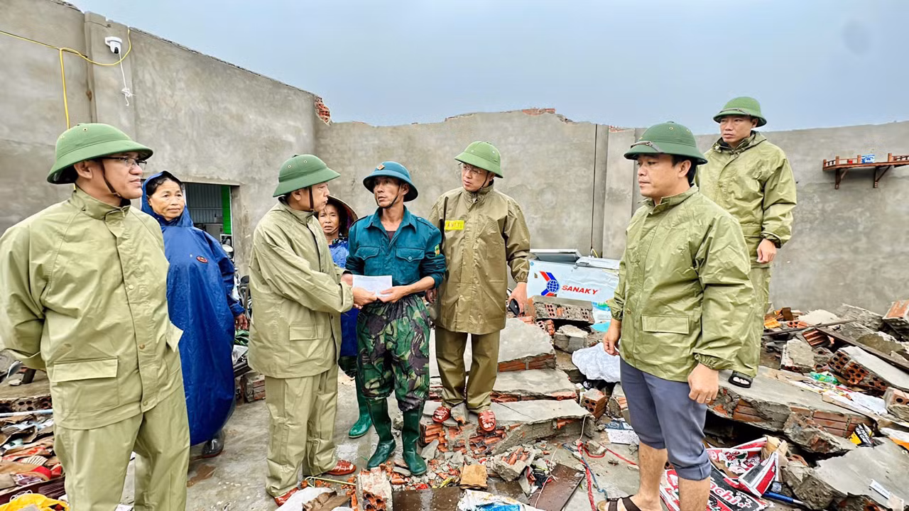 Doanh nghiệp, trường học tan hoang trước sức công phá của bão số 10 -0