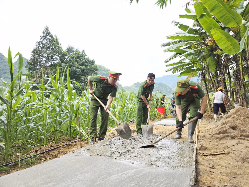 Công an chung tay làm đường bê tông cho hộ dân có hoàn cảnh khó khăn. -2