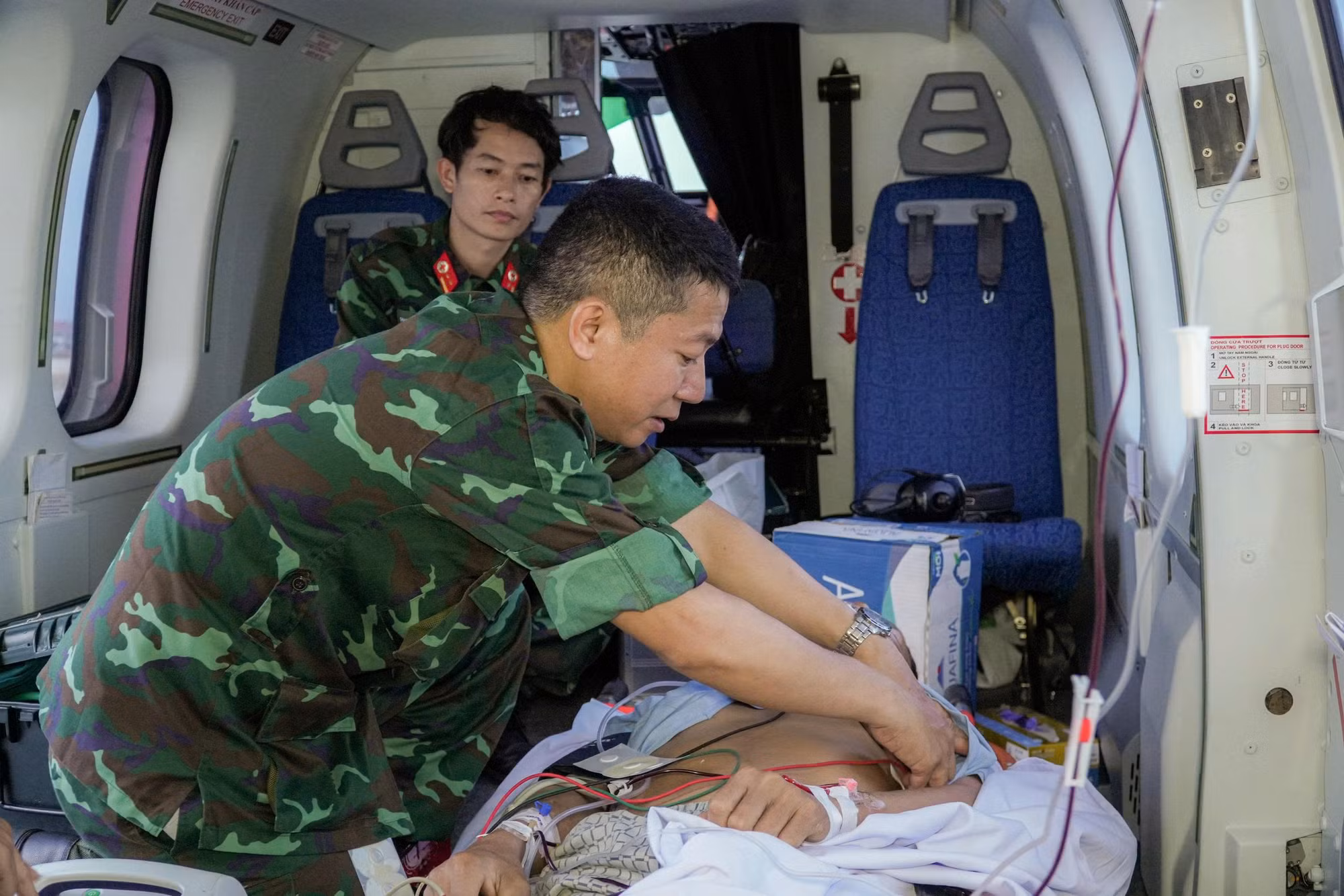 Vượt bão xuyên đêm đưa bệnh nhân bị chấn thương nặng từ Trường Sa về đất liền điều trị -1