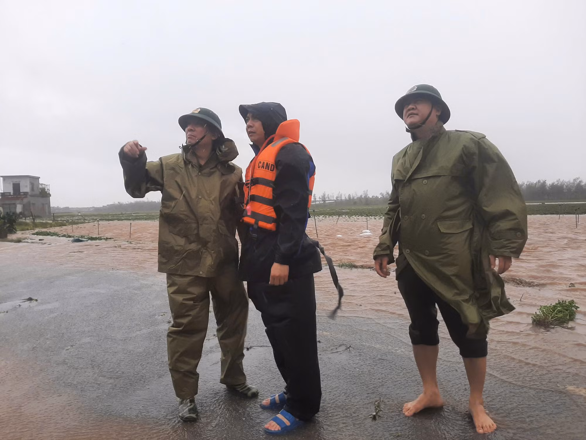 Công an tỉnh Ninh Bình triển khai hộ đê và sơ tán người dân khu vực bị ảnh hưởng bảo -0
