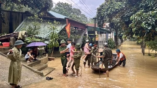 Công an Thanh Hoá chung tay cùng nhân dân ứng phó với bão số 10
