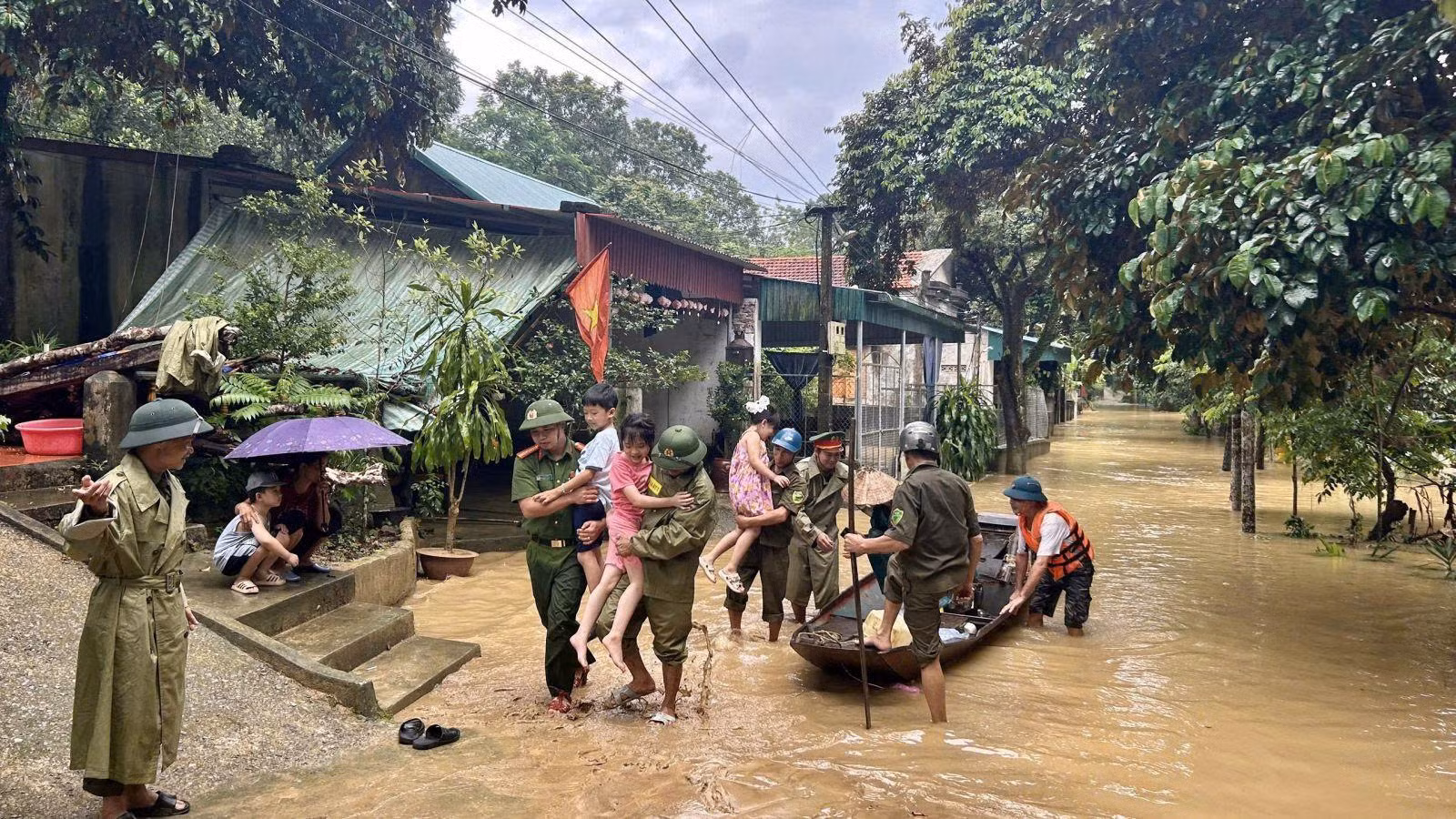 Công an xã căng mình ứng phó bão số 10 -0