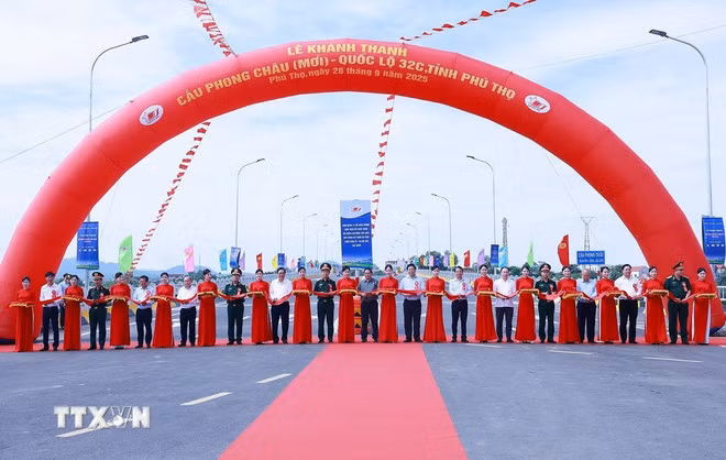 Thủ tướng: Cầu Phong Châu mới là nhịp cầu hàn gắn vết thương, nhen lên niềm tin -0