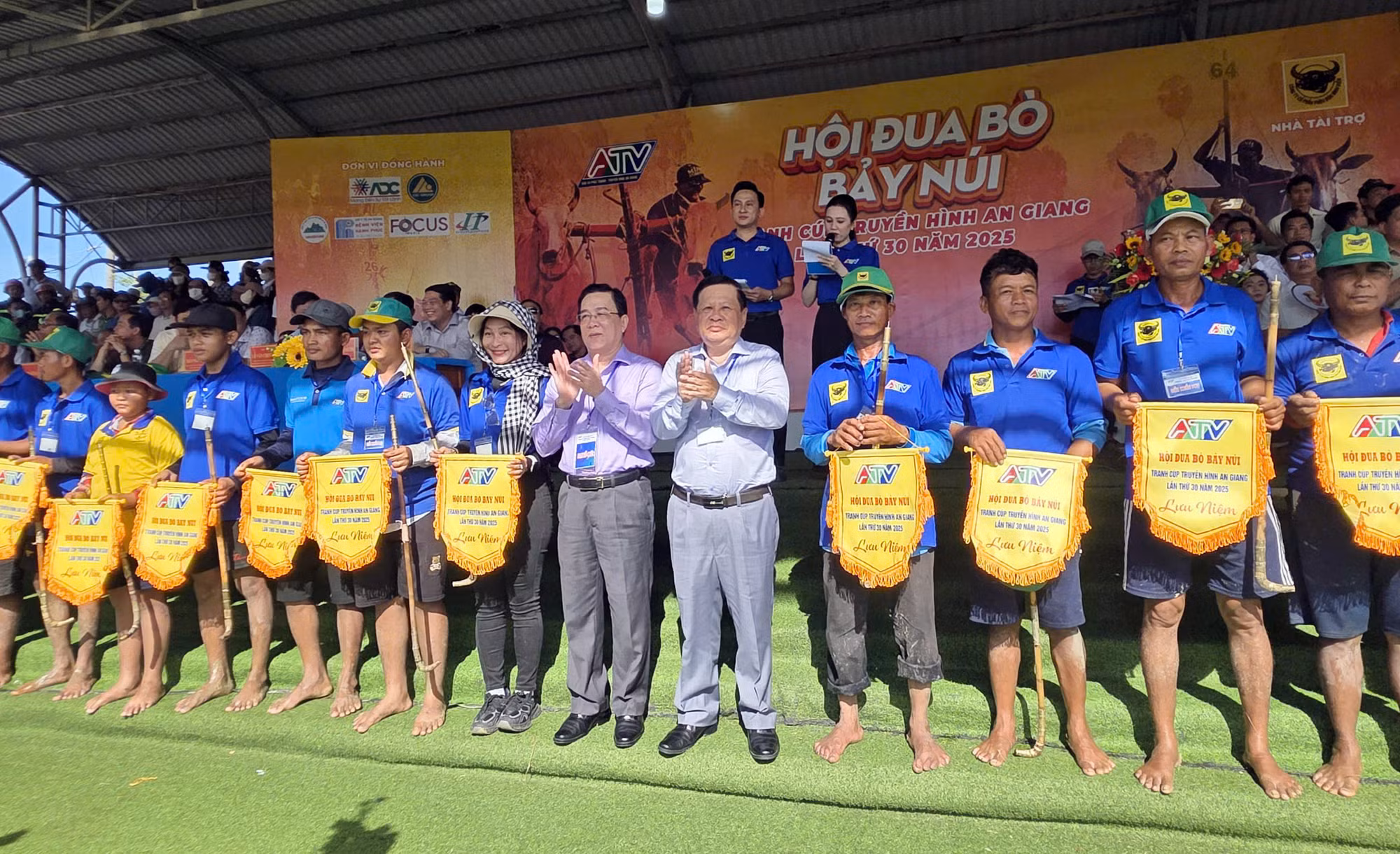 Tranh tài kịch tính tại Hội Đua bò Bảy Núi năm 2025 -0