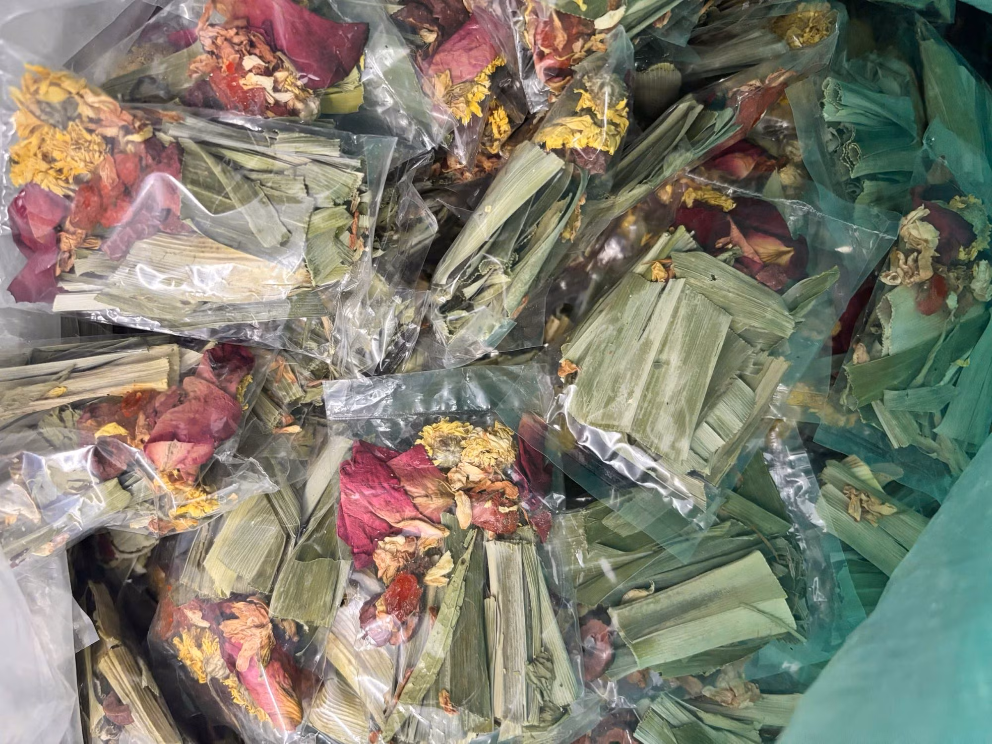 Đặt mua nguyên liệu trôi nổi qua mạng để sản xuất số lượng lớn dầu gội giả -0