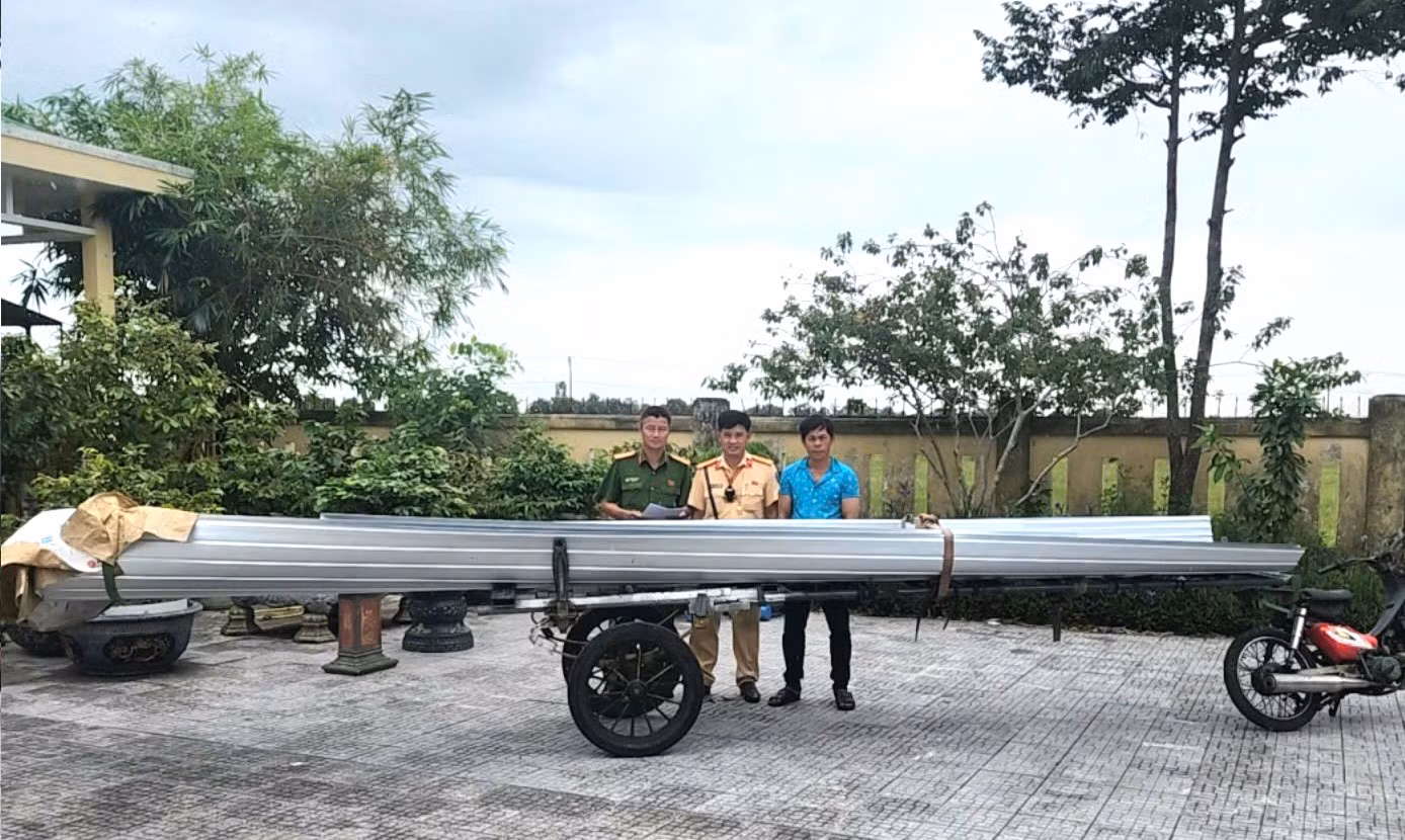 CSGT xử lý “hung thần” xe ba bánh, kéo đẩy tự chế gây mất an toàn giao thông -0