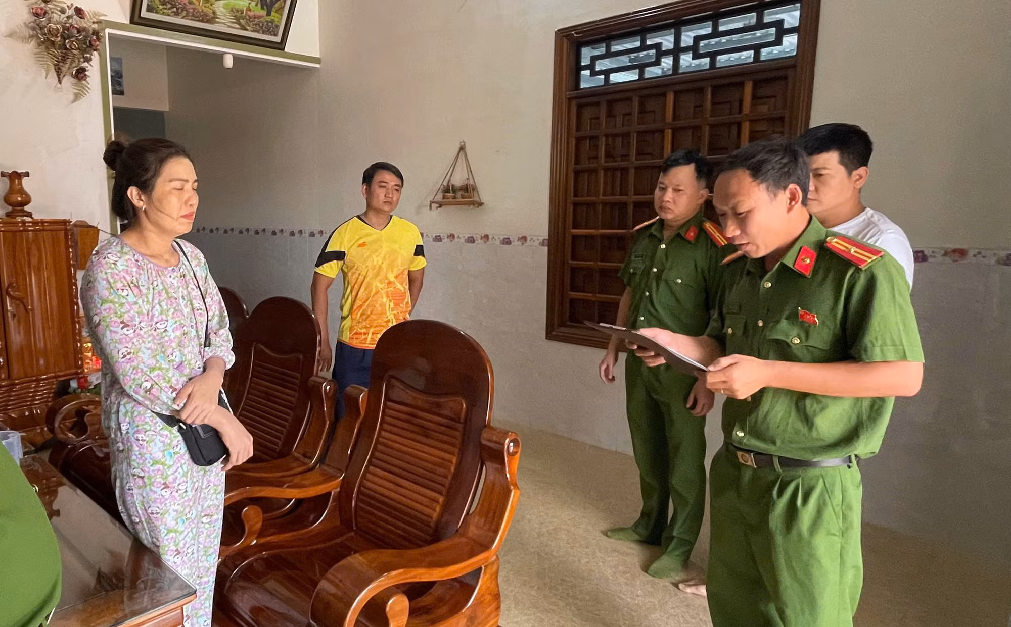 Tạm giữ hình sự tú bà chứa hàng chục cô gái để…. môi giới mại dâm -0