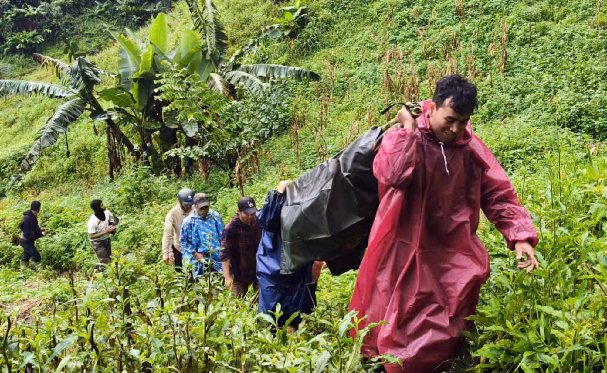 Công an xã biên giới hỗ trợ khiêng bệnh nhân Lào vượt đường rừng hơn 5km về bản -0