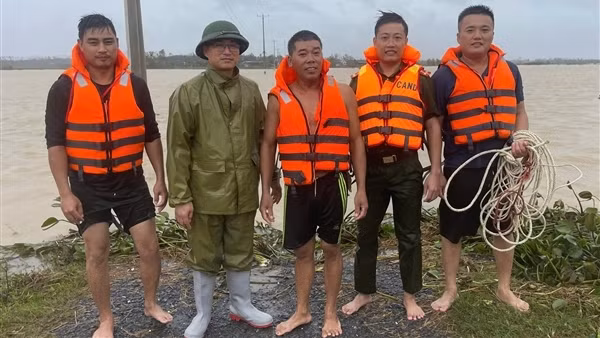 Công an lao xuống dòng nước lũ cứu người dân mắc kẹt