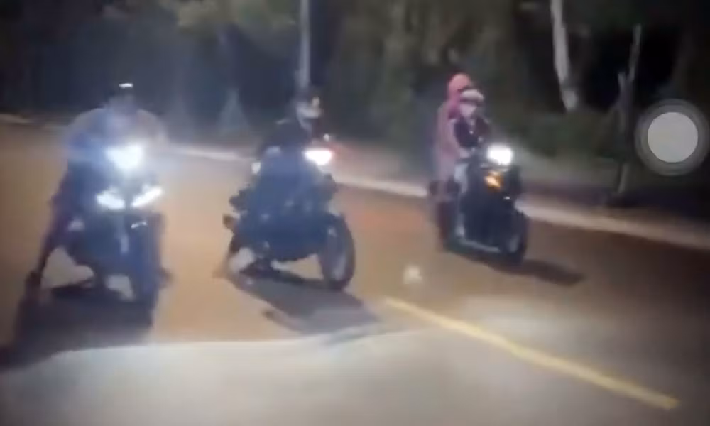Xử lý hai nam thanh niên điều khiển xe mô tô diễu võ dương oai trên đường -0