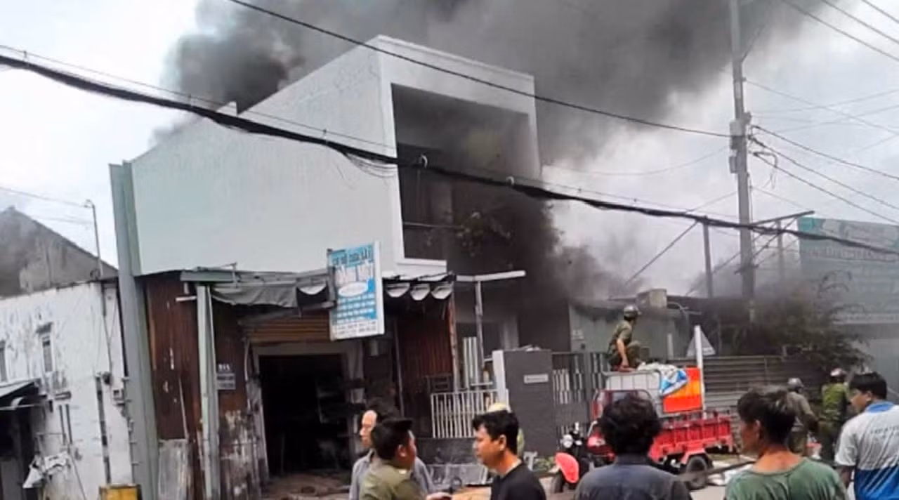 Cháy lớn tại bãi giữ xe bên trong khu dân cư -0
