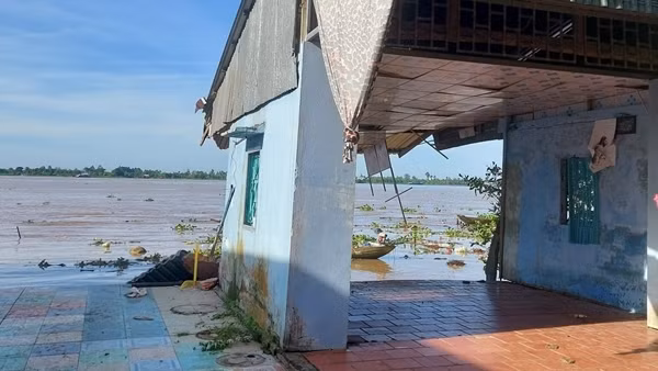 Sạt lở 6 căn nhà ven sông Tiền lúc rạng sáng