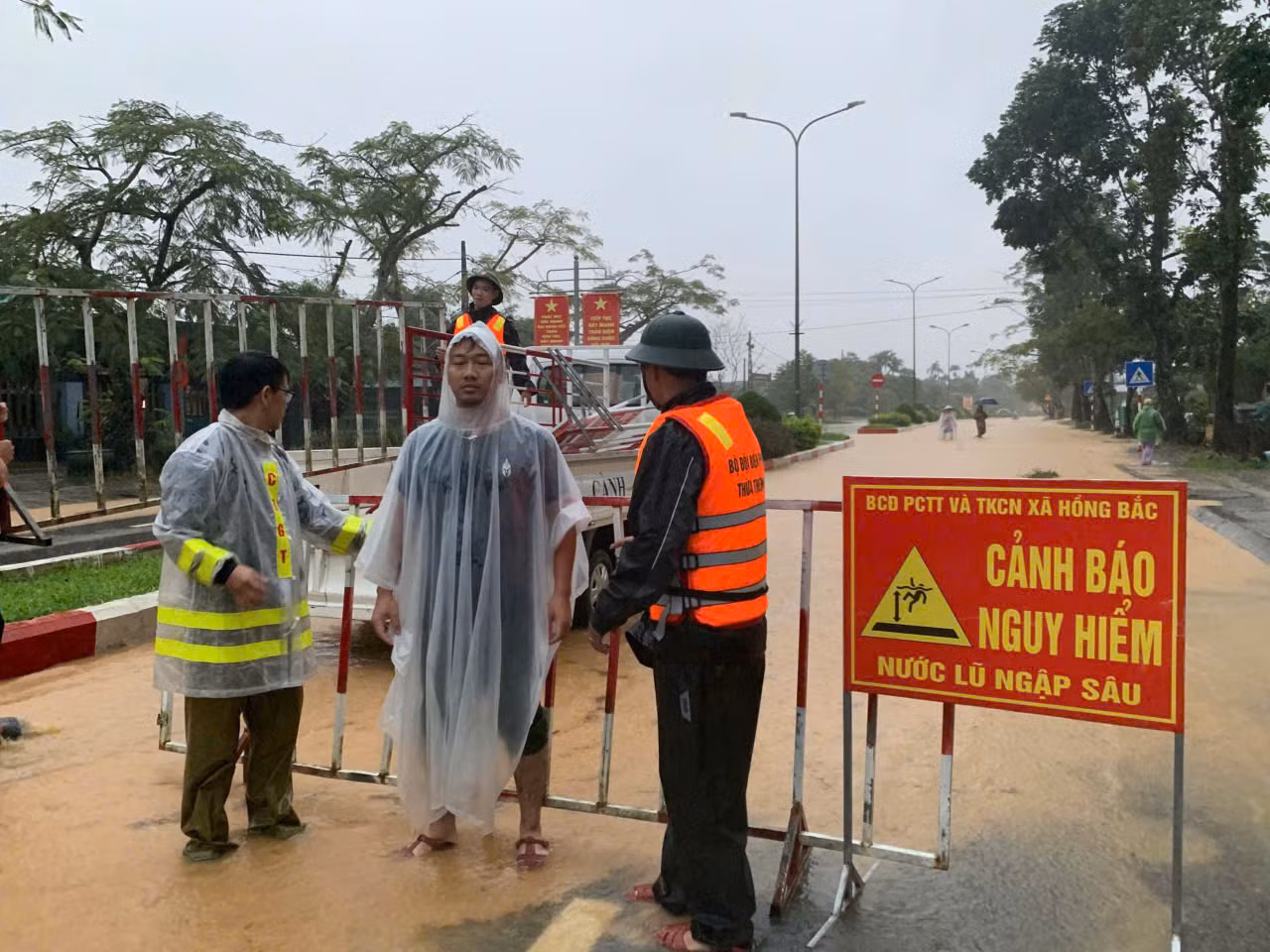 Công an TP Huế vượt dòng nước lũ để di dời người dân đến nơi an toàn -0