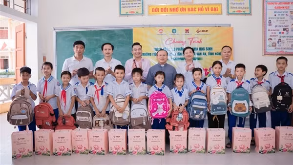 Hoàng Gia Phát Group tặng quà cho họ sinh nghèo và ủng hộ trùng tu, tôn tạo Chùa Lối