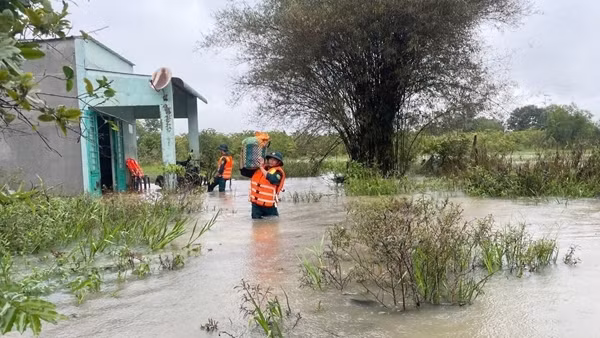 Kịp thời giải cứu 17 người dân bị nước lũ cô lập nơi biên giới
