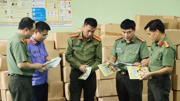 Khen thưởng các đơn vị triệt phá đường dây sản xuất, buôn bán sách giáo khoa giả