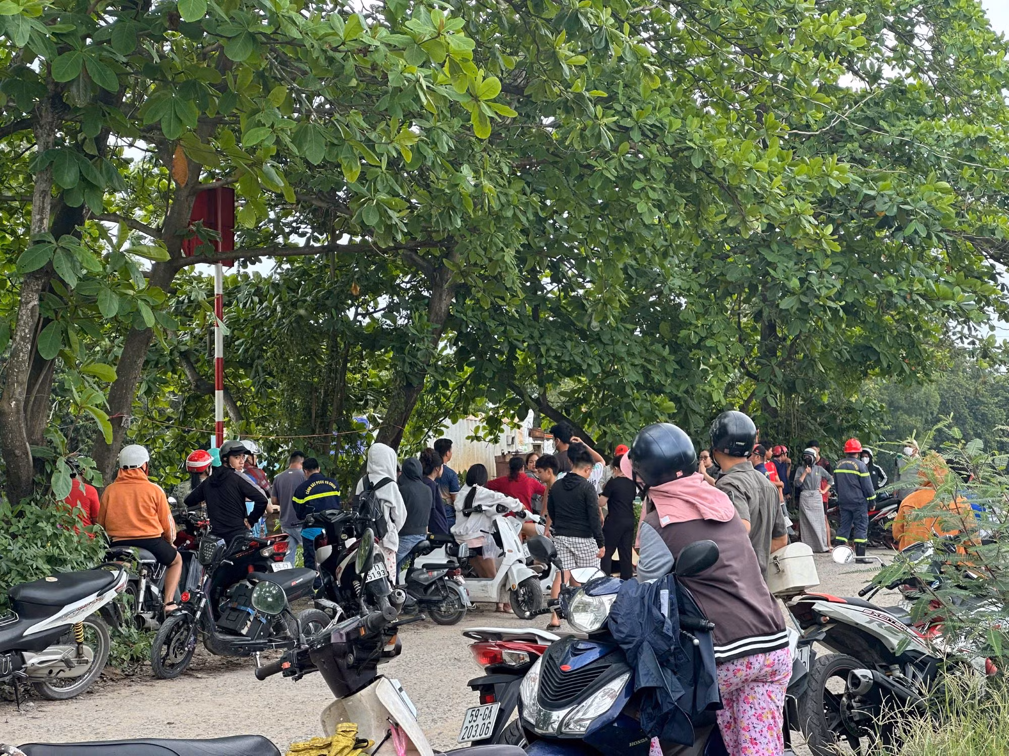 Tìm thấy thi thể nam sinh lớp 9 đi câu cá bị trượt chân xuống rạch Bến Cát -0