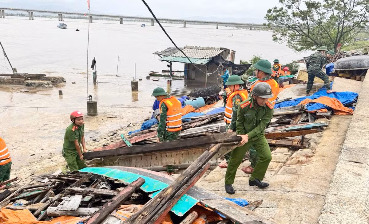 Khẩn trương di dời dân, bảo vệ tài sản trước thời điểm bão số 10 đổ bộ -0