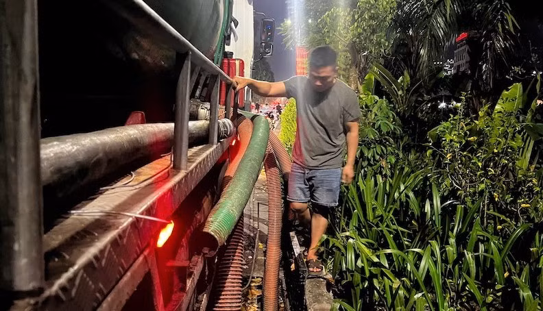 Bắt ổ nhóm xả trộm gần 50m3 chất thải xuống sông Tô Lịch, -2