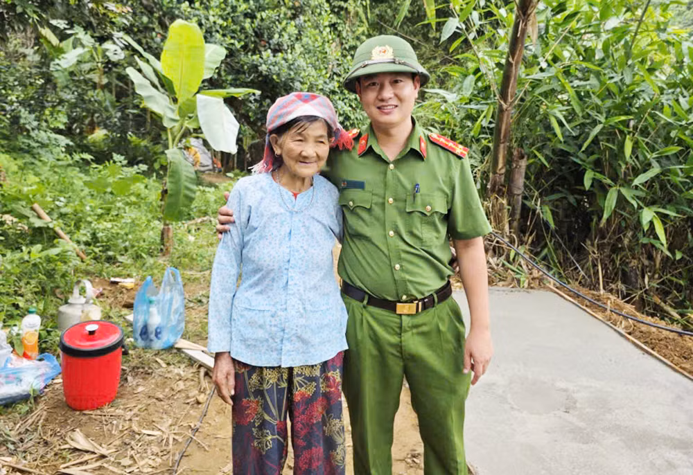 Công an chung tay làm đường bê tông cho hộ dân có hoàn cảnh khó khăn. -0