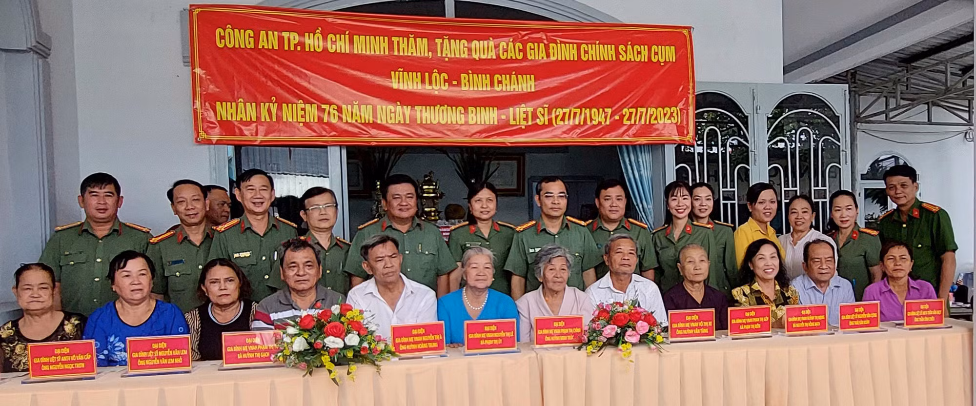 Ban giám đốc Công an TP Hồ Chí Minh thăm, tặng quà các gia đình chính sách -0