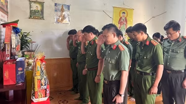 Thăm hỏi, tặng quà gia đình các liệt sĩ hy sinh ở tỉnh Đắk Lắk