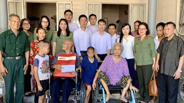 Hội Phụ nữ, Công đoàn Cục Truyền thông CAND tri ân, tặng quà các cựu chiến binh và nạn nhân chất độc da cam