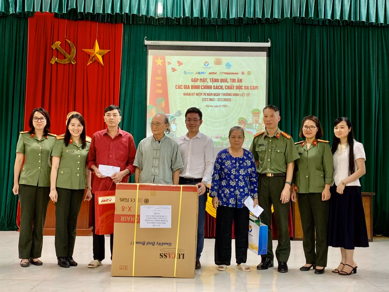 Hội Phụ nữ Cục Truyền thông CAND thăm, tặng quà các cựu chiến binh và nạn nhân chất độc da cam -0