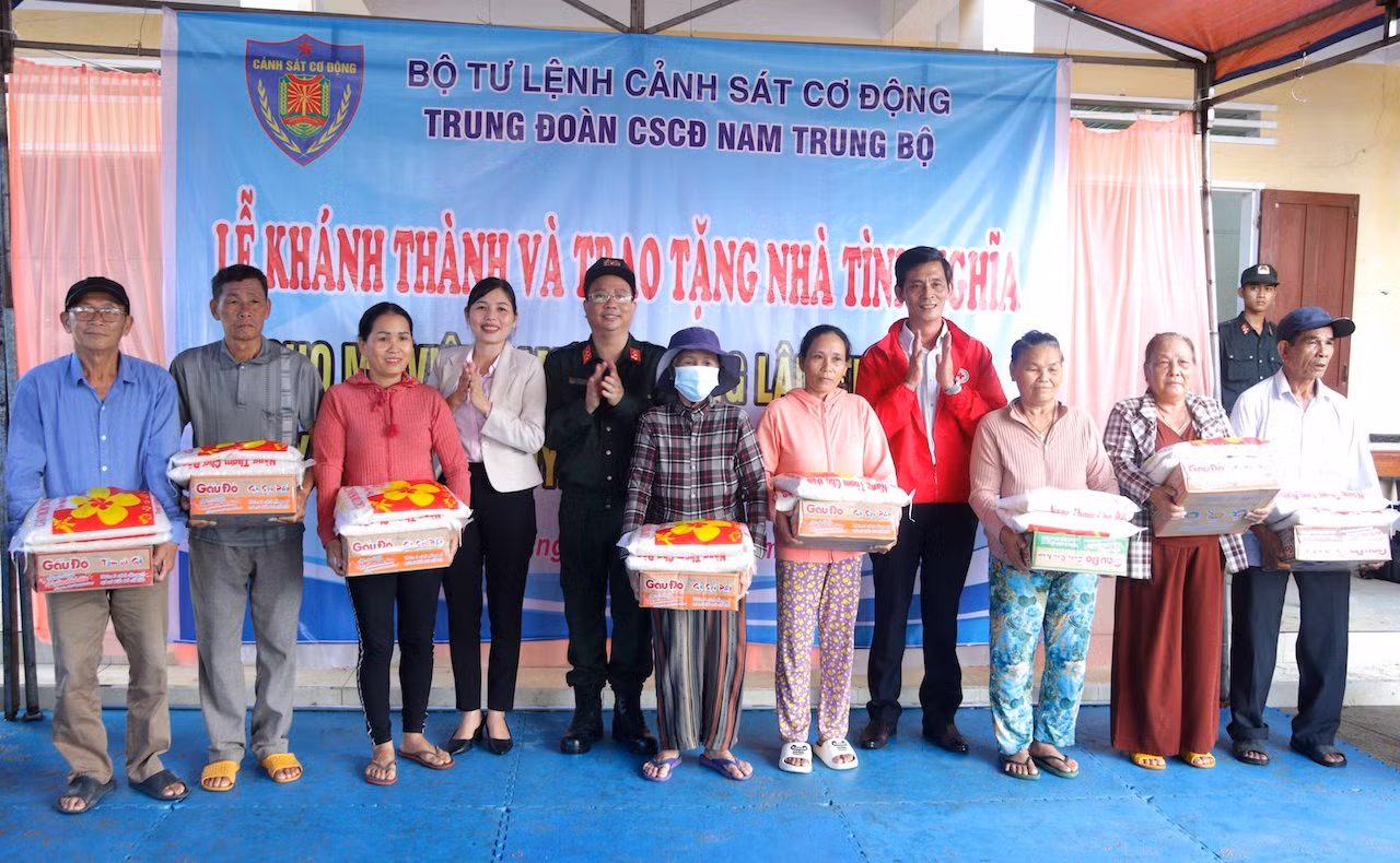 Cảnh sát cơ động tổ chức nhiều hoạt động đền ơn đáp nghĩa, tri ân người có công -0