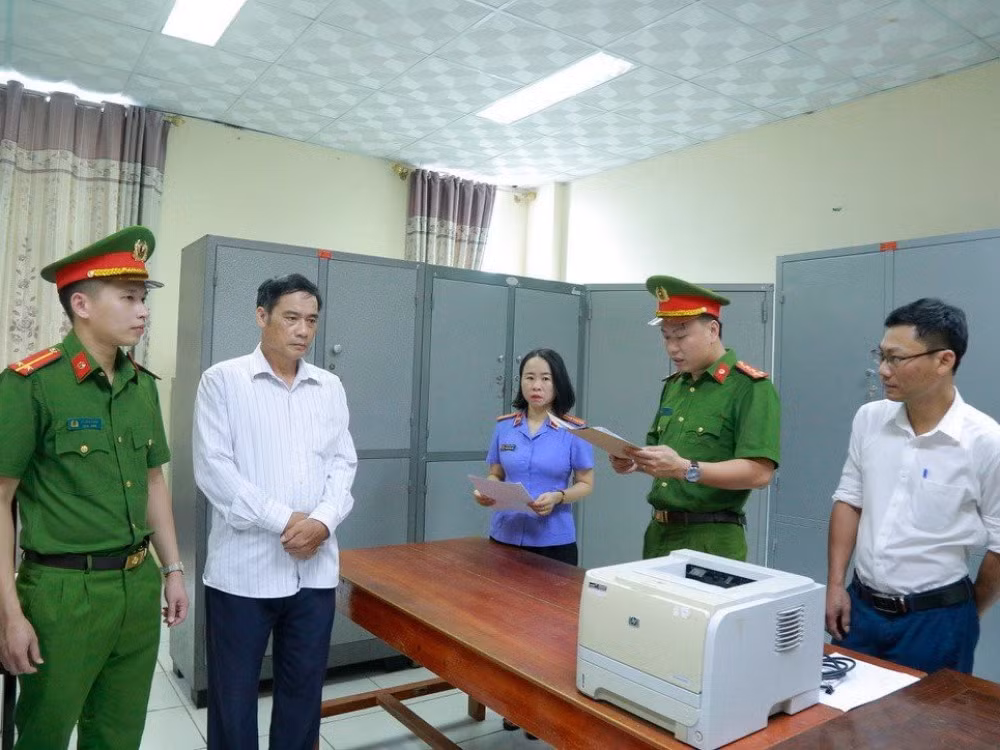Bắt giam 2 kế toán trưởng để điều tra tội lạm quyền -0