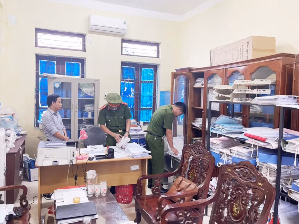 Bắt giam 2 kế toán trưởng để điều tra tội lạm quyền -0