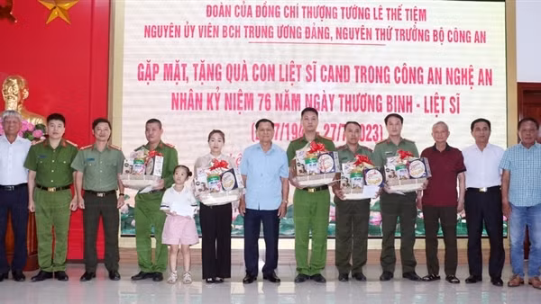 Đoàn Tướng lĩnh hưu trí CAND thăm, tặng quà các gia đình thương binh, liệt sĩ