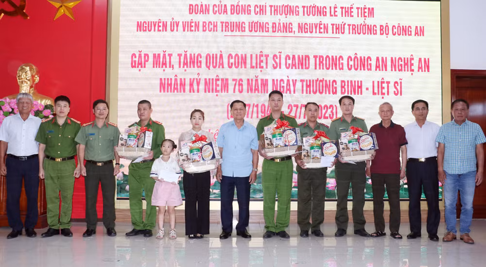 đại diện lãnh đạo công nghệ an và đoàn tướng lĩnh hưu trí cand trao qua cho các gia đình chính sách trong công an nghệ an..jpg -0