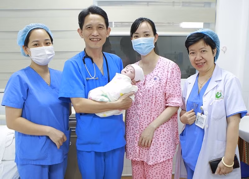 Kỳ diệu giành giật sự sống cho em bé nặng 400g -0