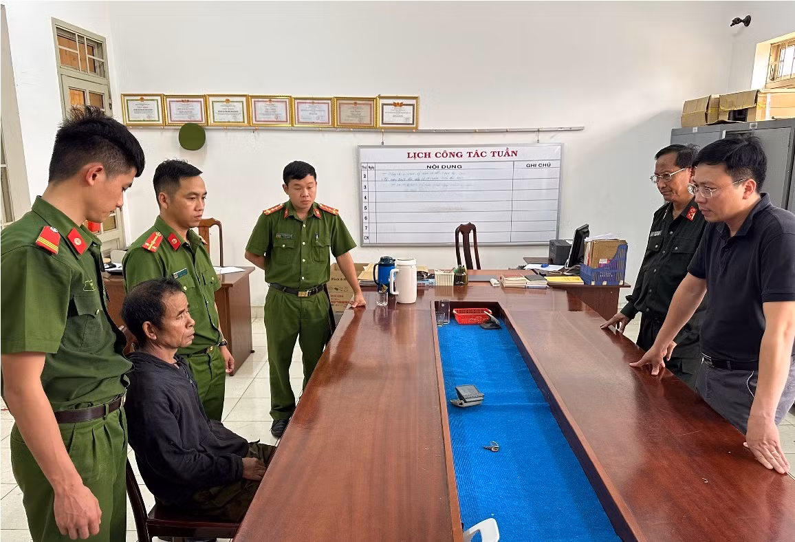 Khen thưởng đột xuất các đơn vị và người dân bắt giữ 3 đối tượng truy nã đặc biệt -1