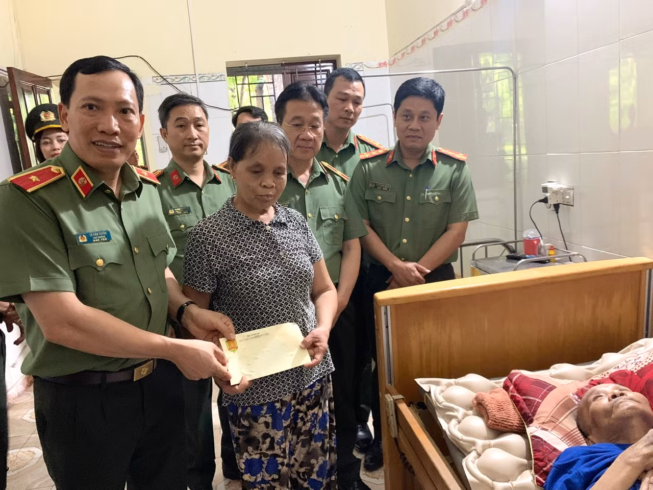 Thứ trưởng Lê Văn Tuyến thăm, trao quà Trung tâm điều dưỡng thương binh Duy Tiên và Kim Bảng -0