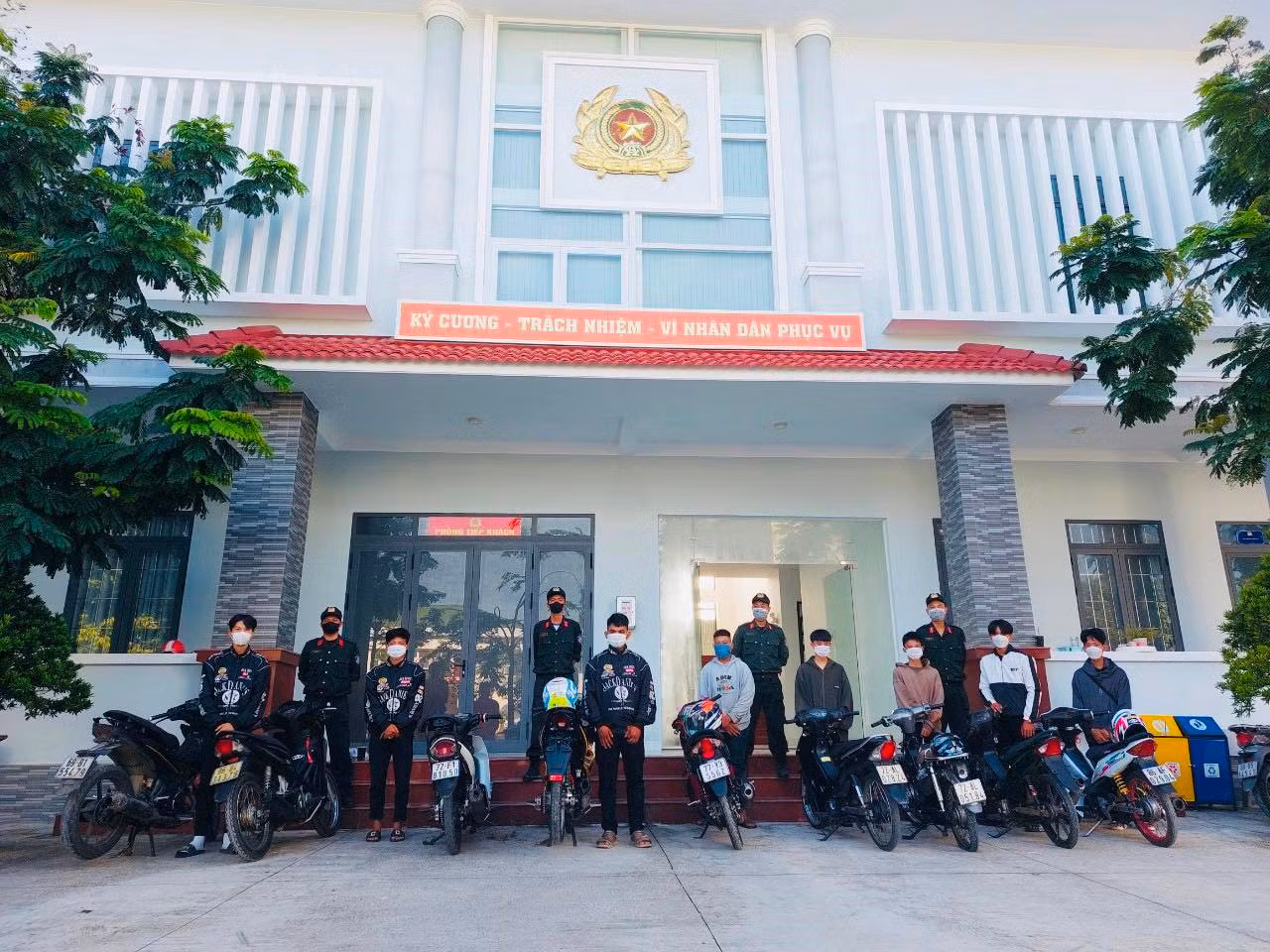 Liên tiếp ngăn chặn thanh, thiếu niên các nhóm thanh thiếu niên chạy xe tốc độ cao -0