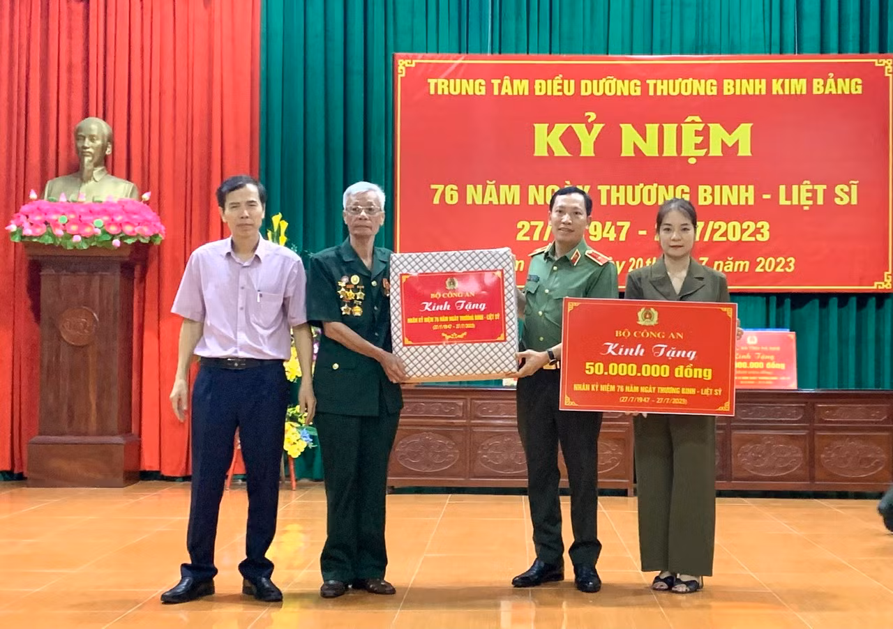 Thứ trưởng Lê Văn Tuyến thăm, trao quà Trung tâm điều dưỡng thương binh Duy Tiên và Kim Bảng -0